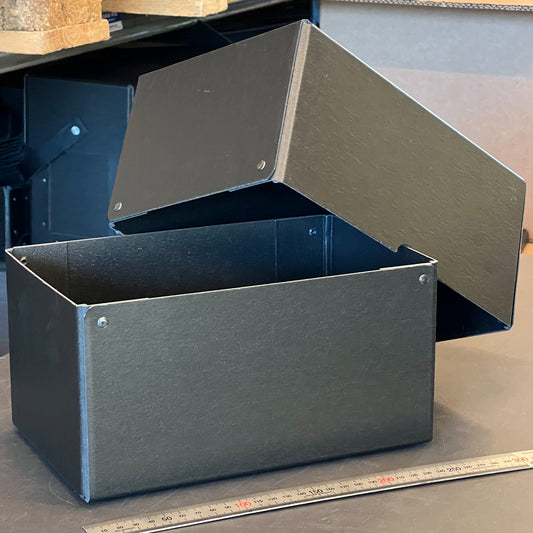 Mellemstor sort æske