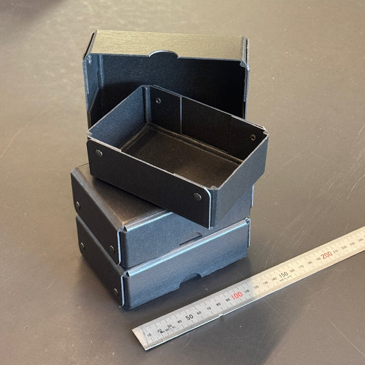 Tre små sorte æsker